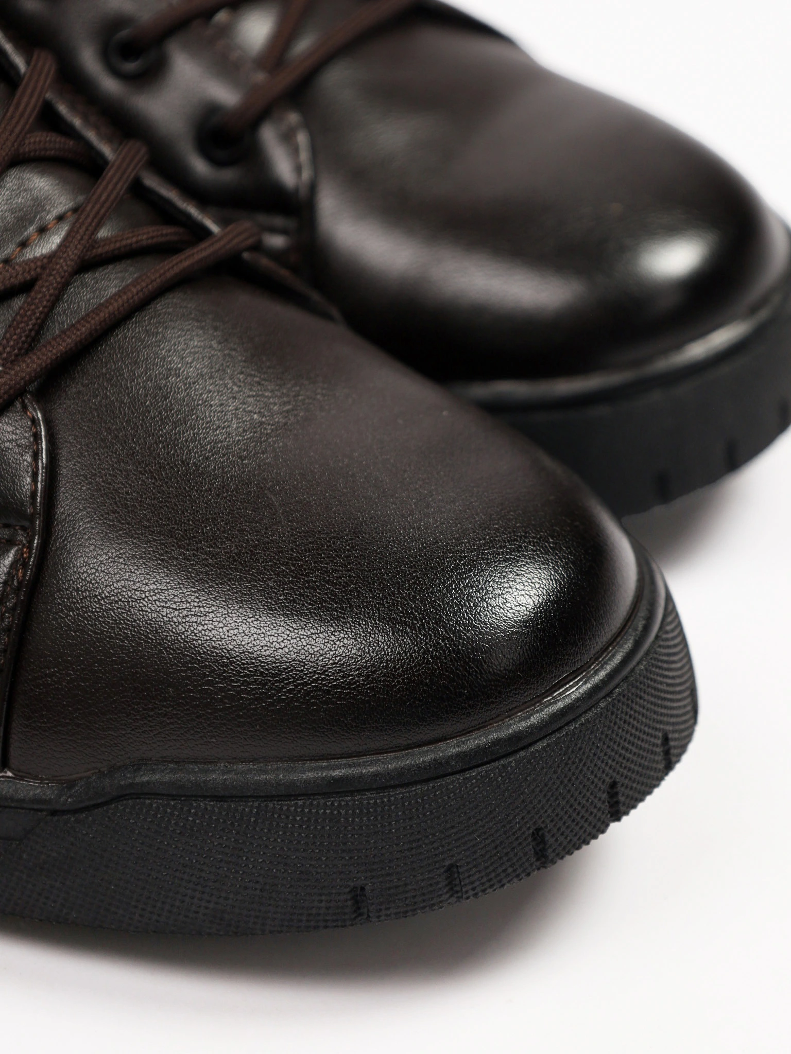 Ботинки коричневого цвета на низкой подошве